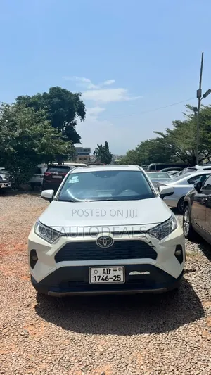 Toyota RAV4 XLE 2021 White