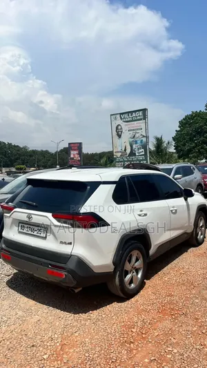 Toyota RAV4 XLE 2021 White