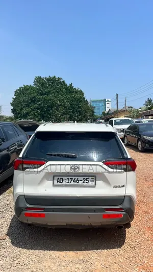 Toyota RAV4 XLE 2021 White