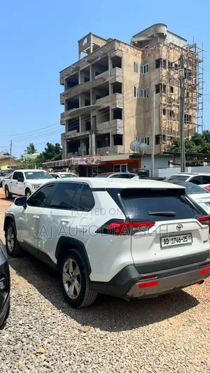Toyota RAV4 XLE 2021 White