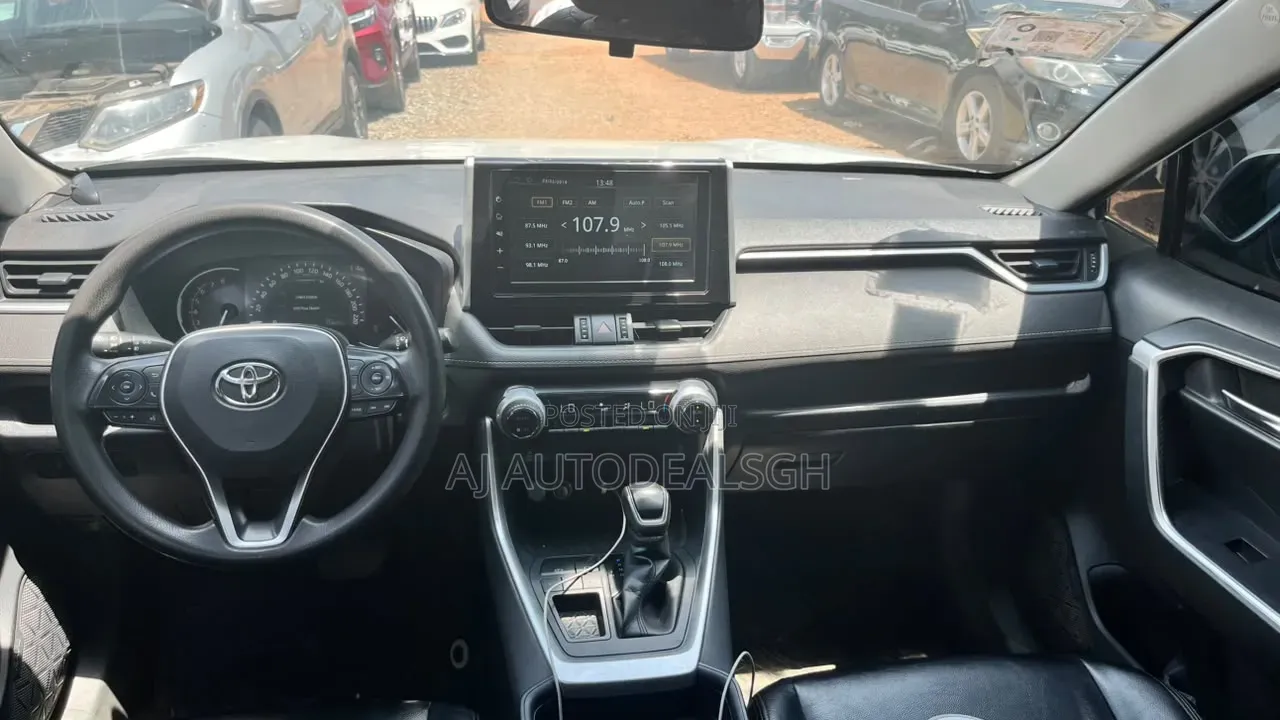 Toyota RAV4 XLE 2021 White