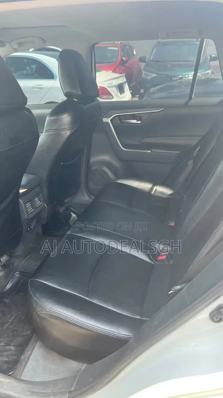 Toyota RAV4 XLE 2021 White
