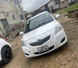 Toyota Yaris Base Sedan 4dr 2011 White