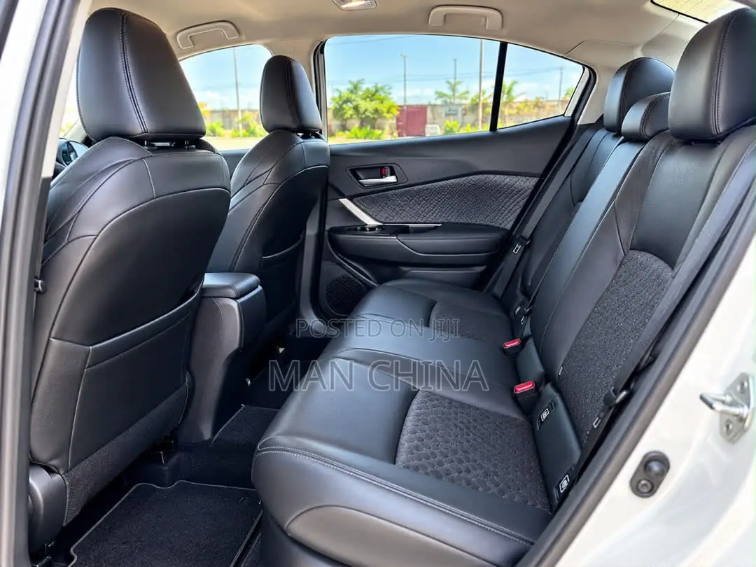 Toyota C-HR XLE FWD Sport Utility (2.0L 4cyl 2AM) 2018 White