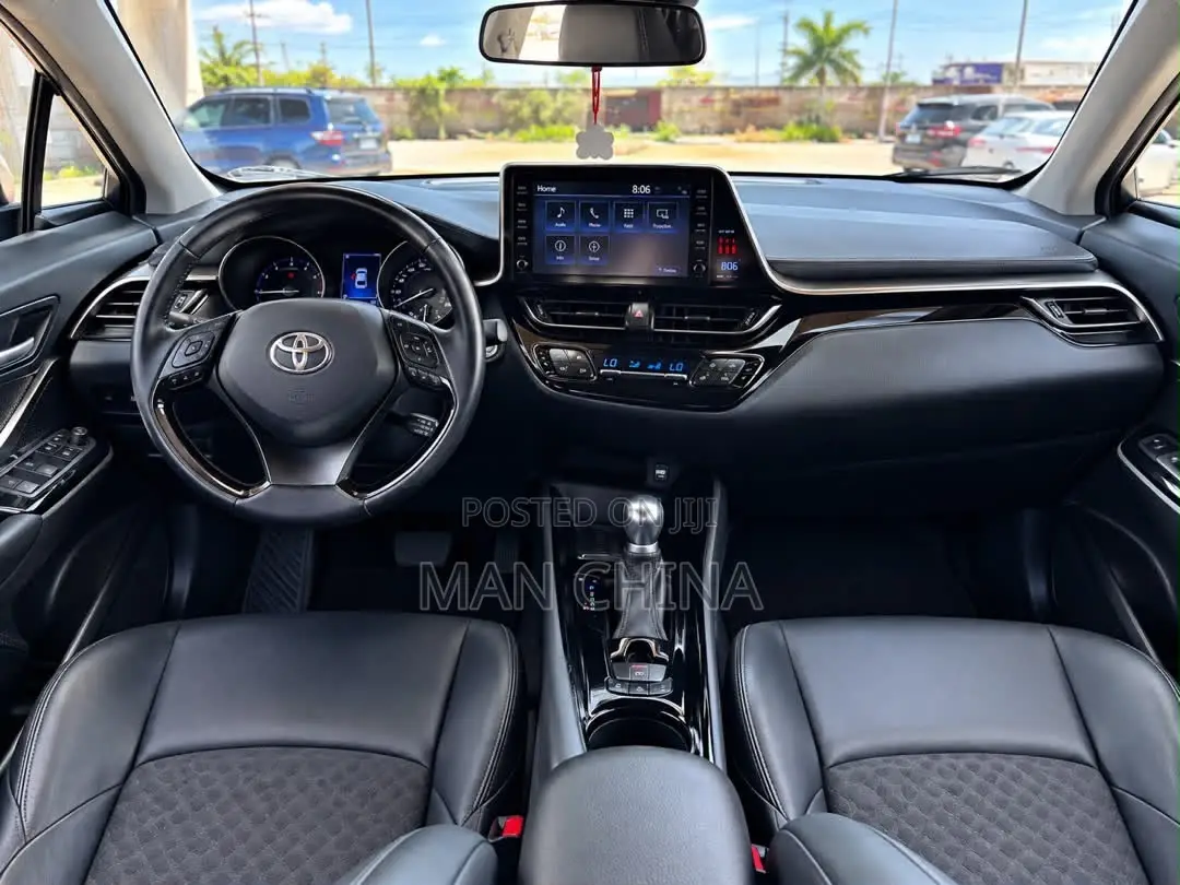 Toyota C-HR XLE FWD Sport Utility (2.0L 4cyl 2AM) 2018 White