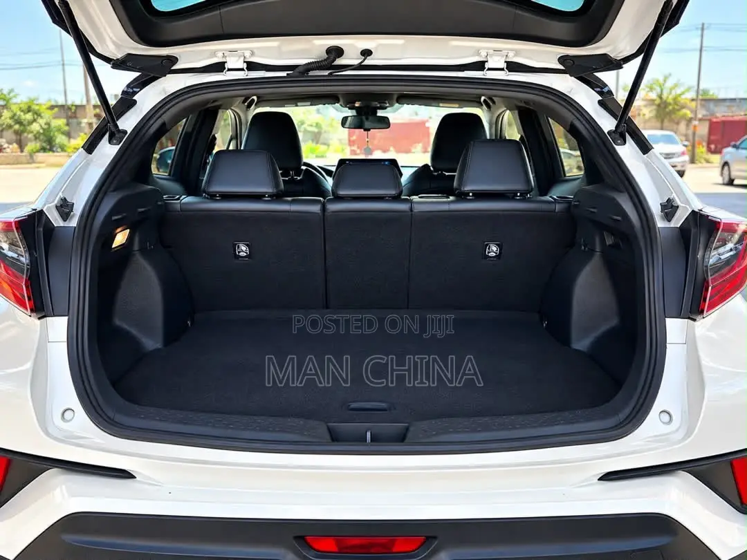 Toyota C-HR XLE FWD Sport Utility (2.0L 4cyl 2AM) 2018 White