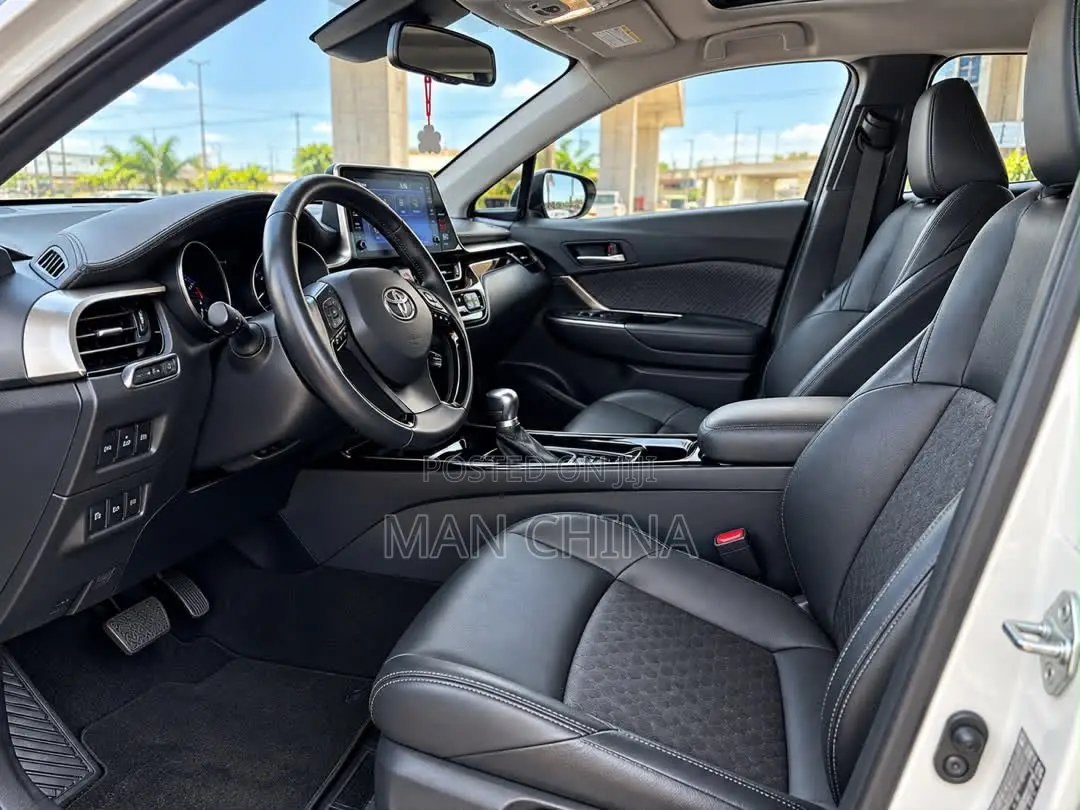 Toyota C-HR XLE FWD Sport Utility (2.0L 4cyl 2AM) 2018 White