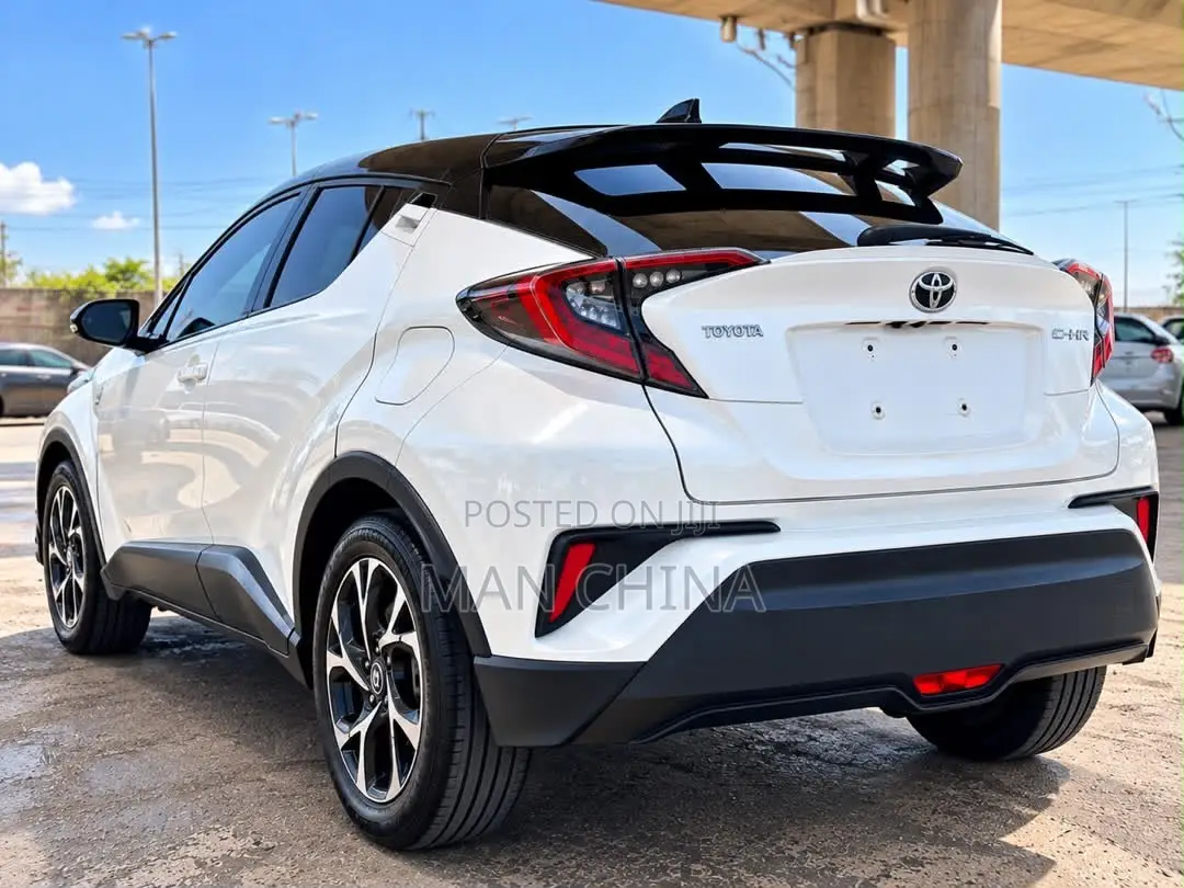 Toyota C-HR XLE FWD Sport Utility (2.0L 4cyl 2AM) 2018 White