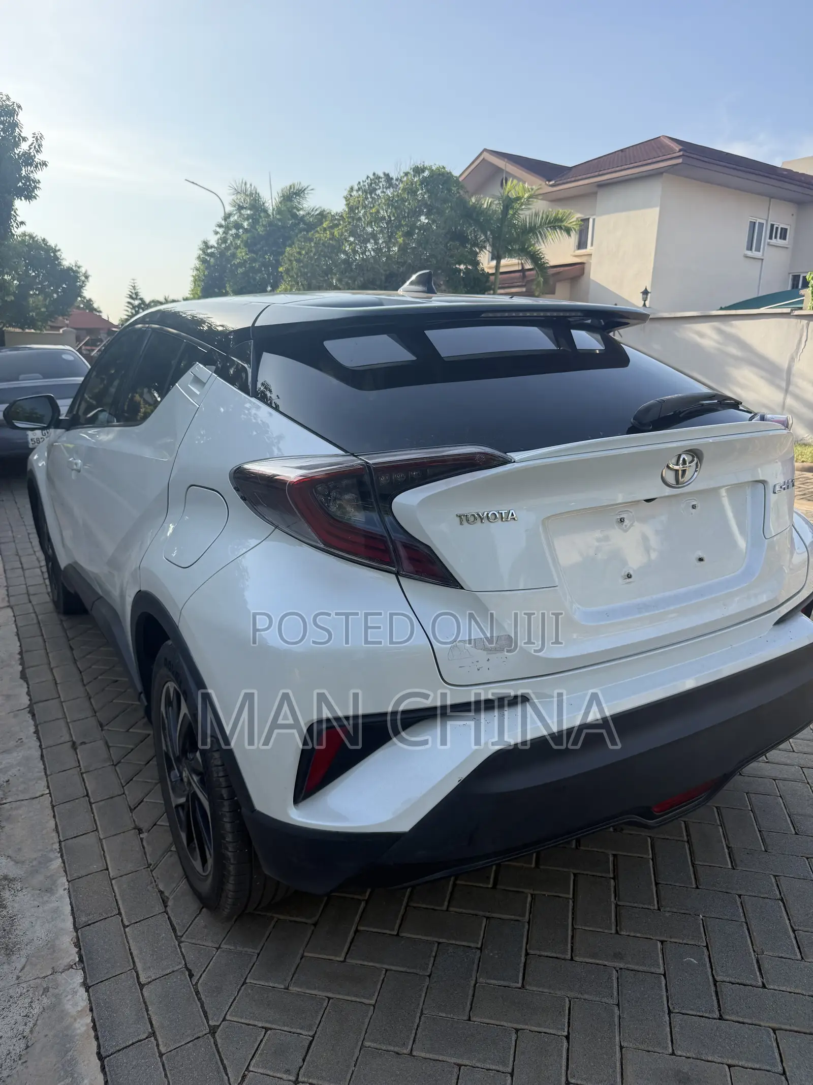 Toyota C-HR XLE FWD Sport Utility (2.0L 4cyl 2AM) 2018 White