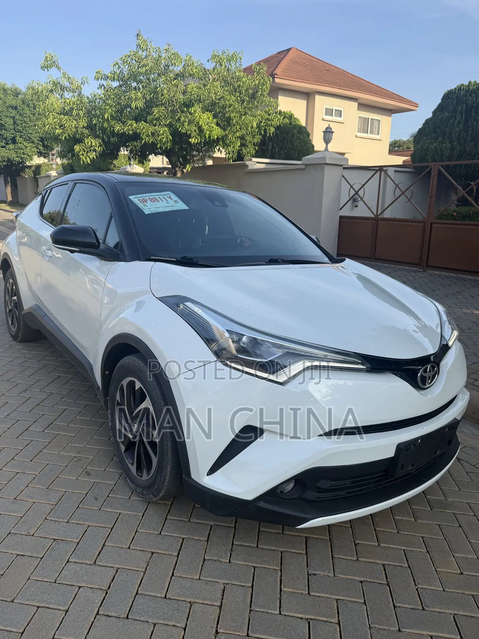 Toyota C-HR XLE FWD Sport Utility (2.0L 4cyl 2AM) 2018 White