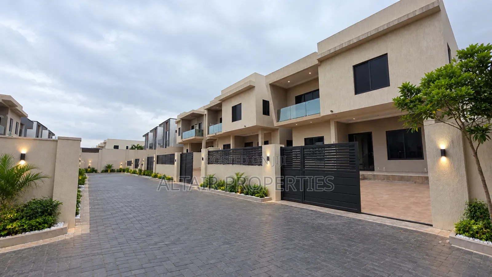 4bdrm House in East Airport, Accra Metropolitan for sale