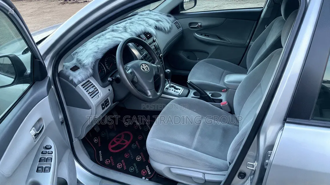 Toyota Corolla LE 4dr Sedan (1.8L 4cyl 4A) 2010 Silver