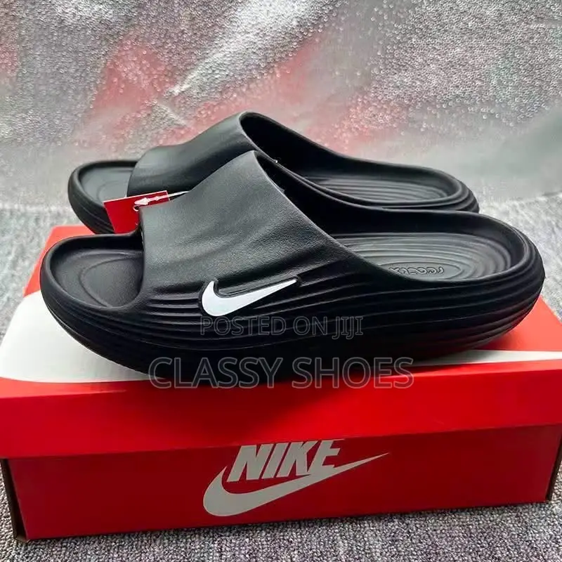 Nike Slides Black and White