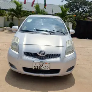 Toyota Vitz 2010 Silver