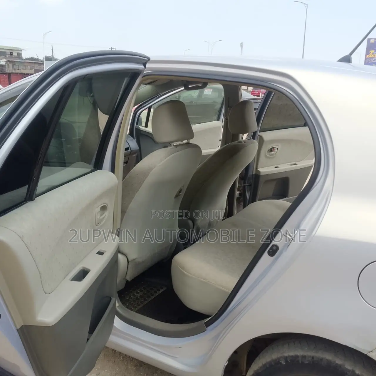 Toyota Vitz 2010 Silver