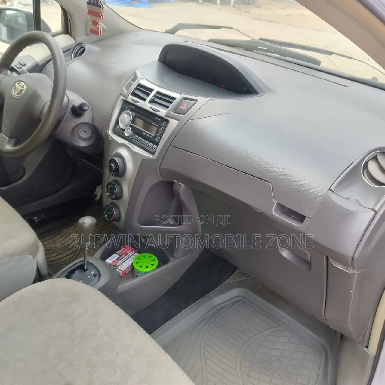 Toyota Vitz 2010 Silver