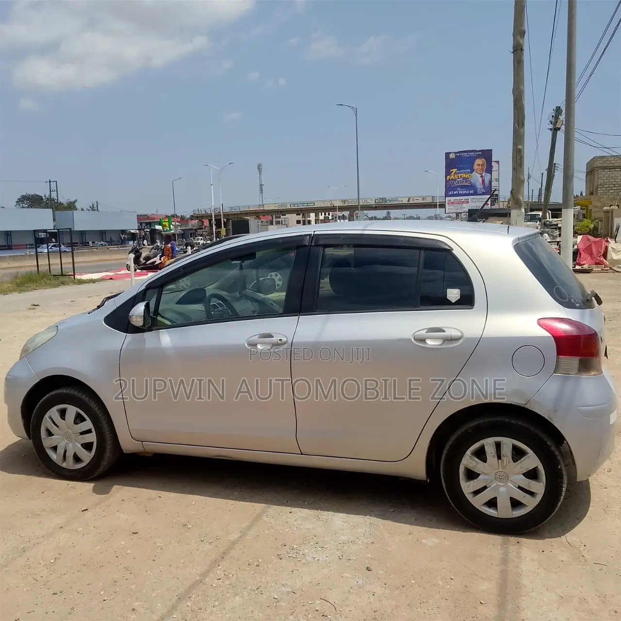 Toyota Vitz 2010 Silver