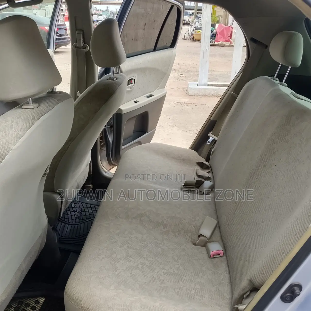 Toyota Vitz 2010 Silver