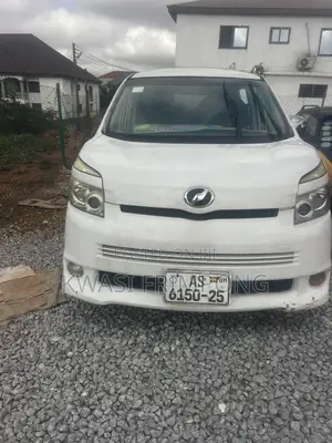 Toyota Voxy 2013 Silver