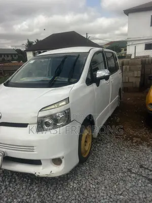 Toyota Voxy 2013 Silver