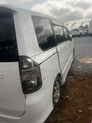 Toyota Voxy 2013 Silver