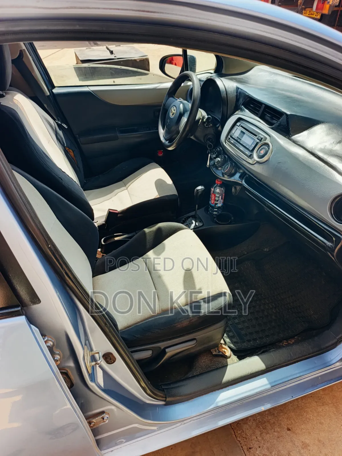 Toyota Vitz 1.3 AWD 5dr 2012 Blue