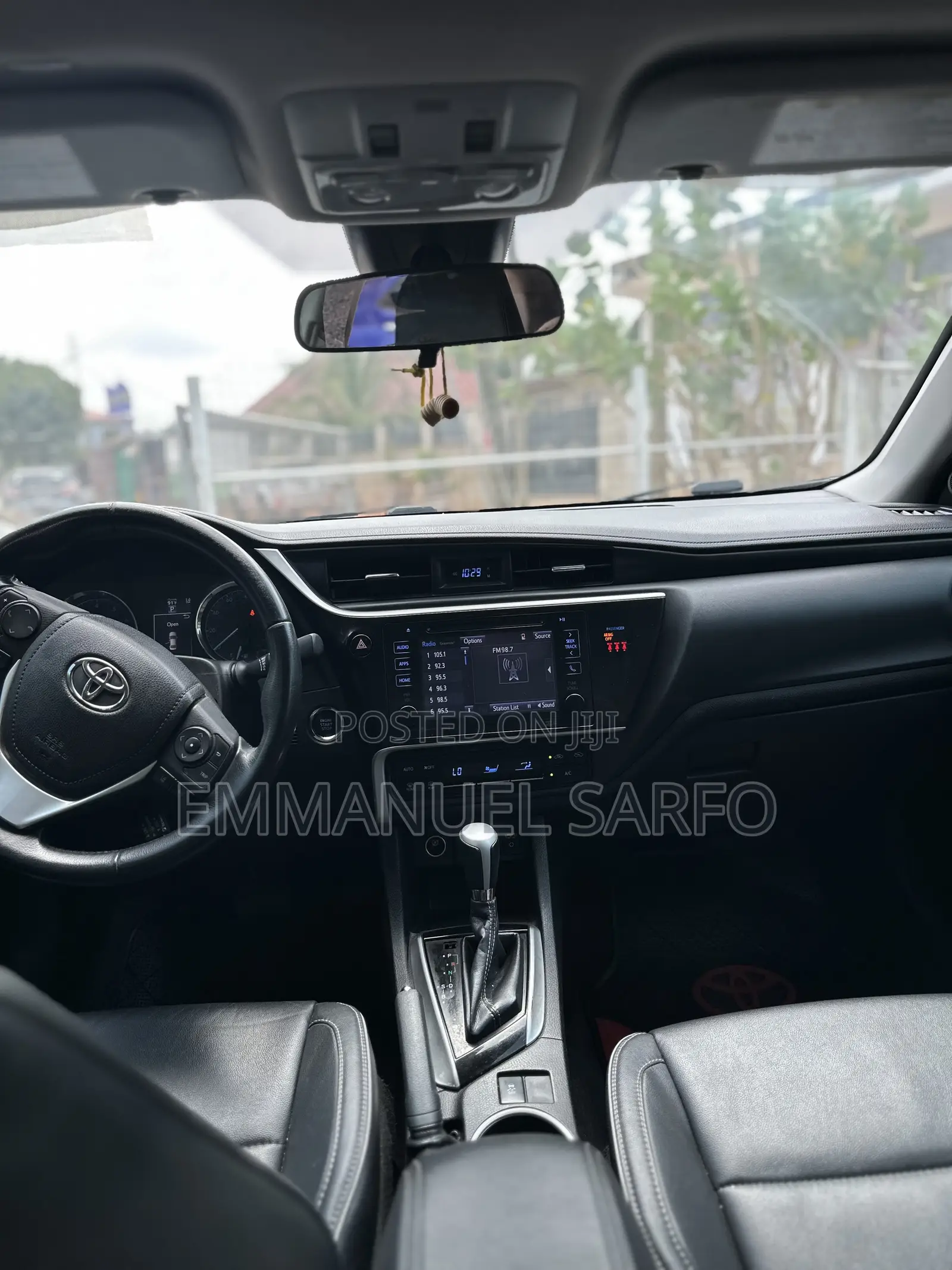 Toyota Corolla XLE (1.8L 4cyl 2A) 2019 Gray