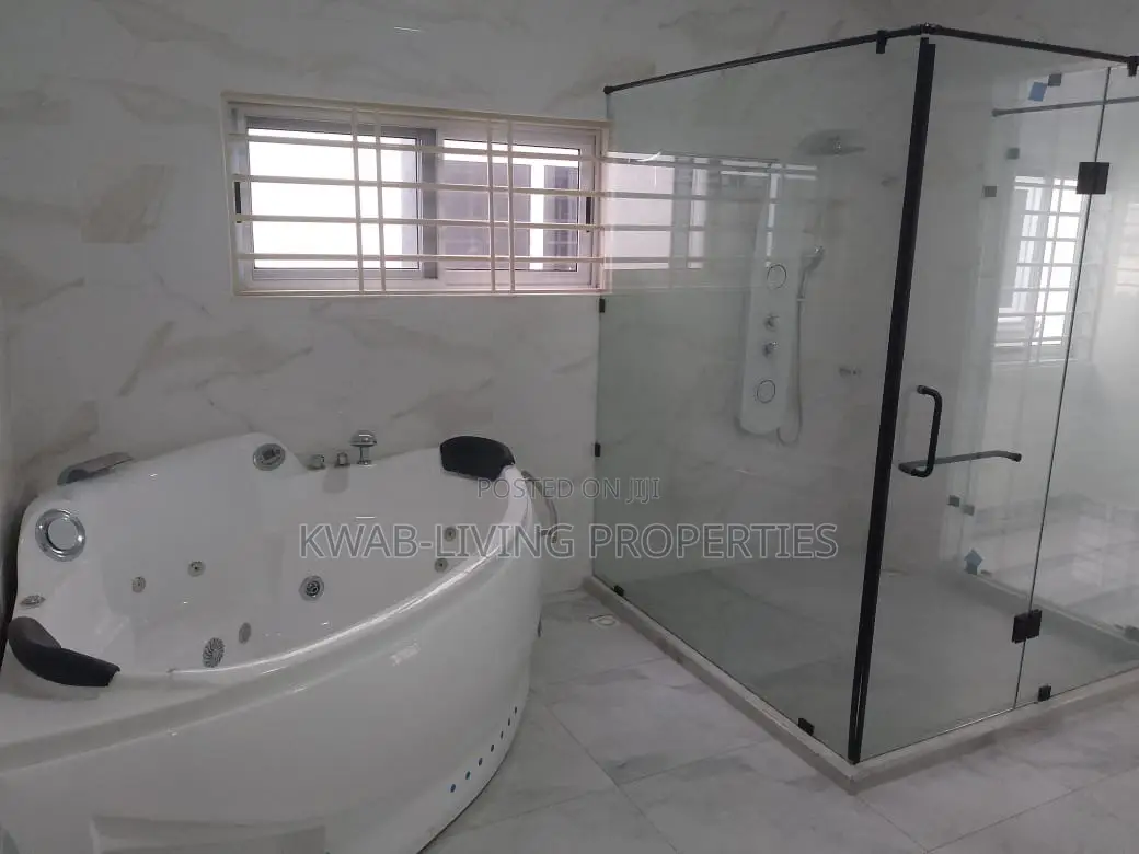 4bdrm House in Lake Side Estate for sale