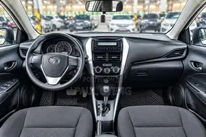 Toyota Yaris 1.5 Sedan XLE 2020 White