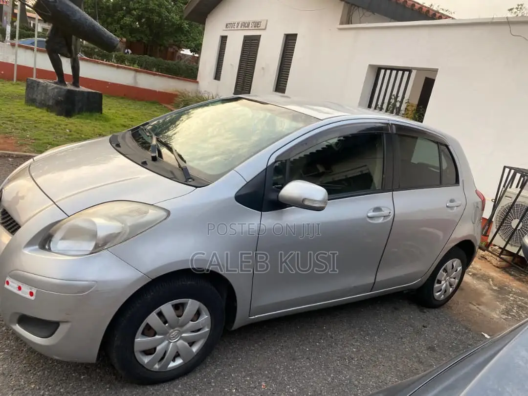 Toyota Vitz 2010 Silver