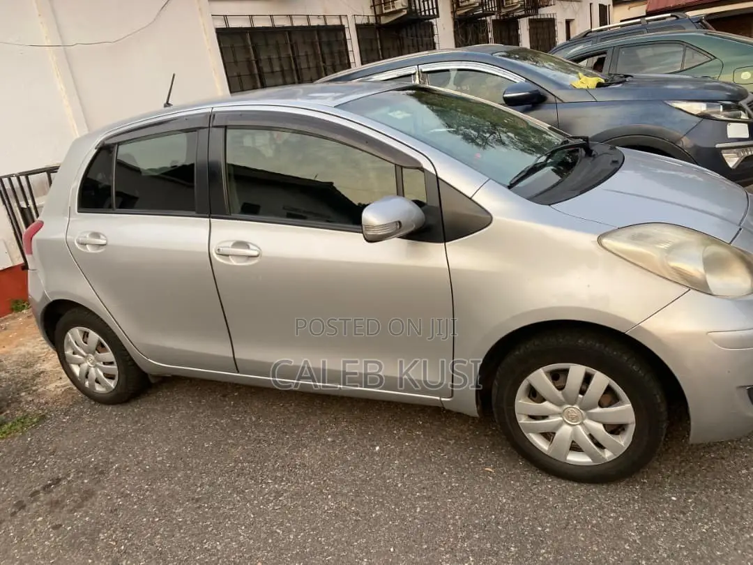 Toyota Vitz 2010 Silver