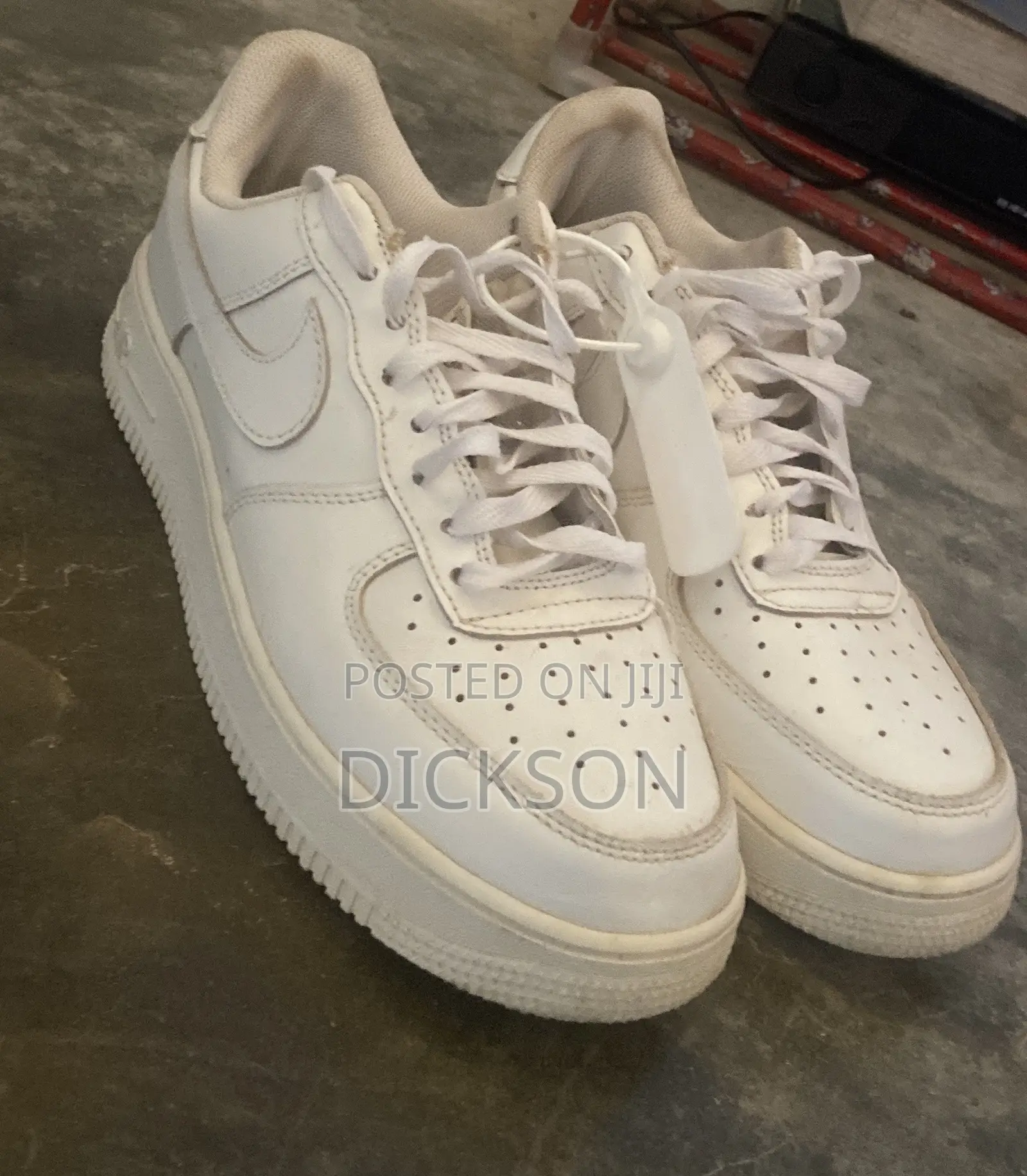 Used White Low-Top Sneakers – Stylish Lace-Up Casual Shoes