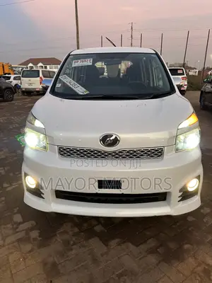 Toyota Voxy X L Edition 2WD 8-Seater 2013 White