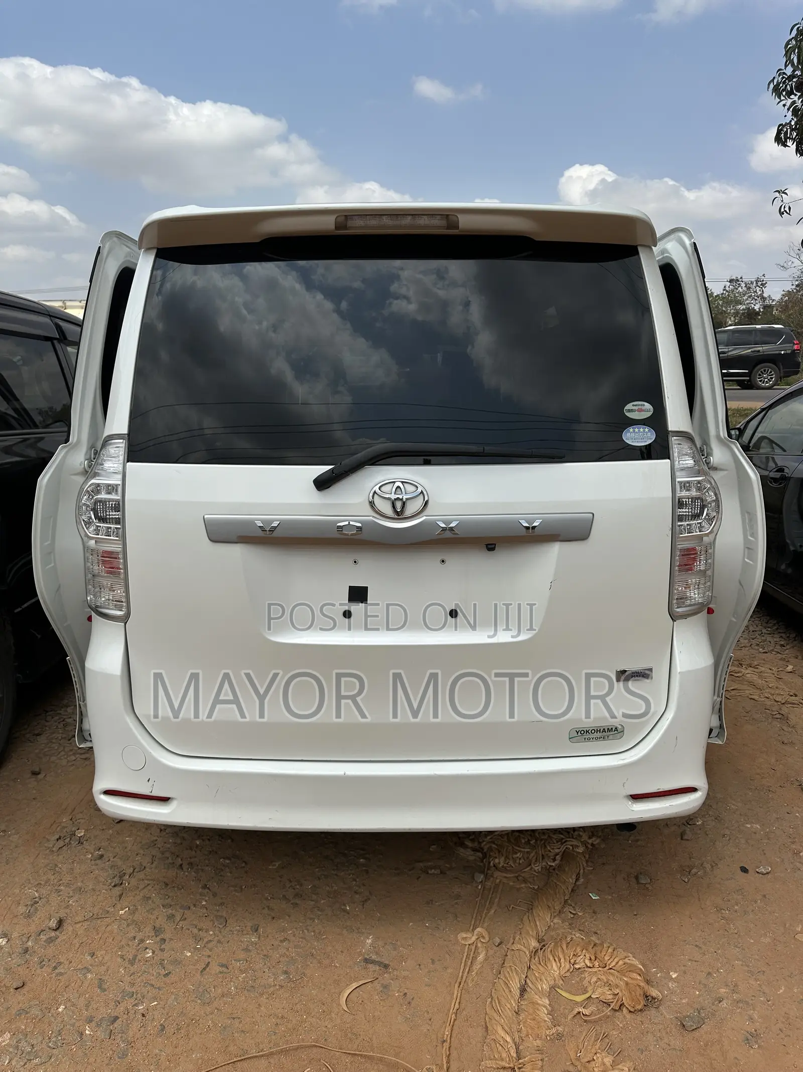 Toyota Voxy X L Edition 2WD 8-Seater 2013 White