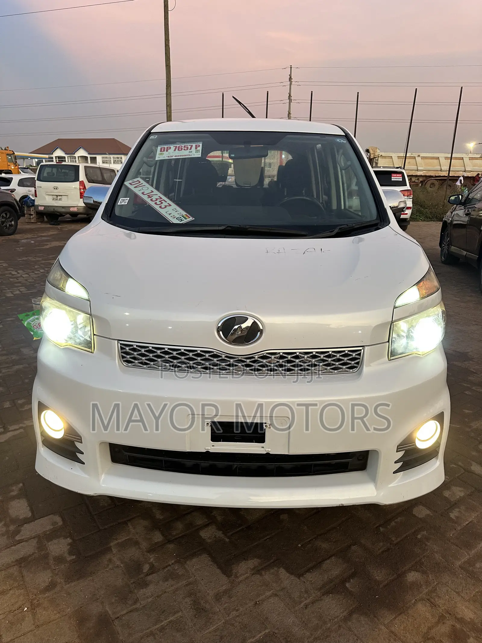 Toyota Voxy X L Edition 2WD 8-Seater 2013 White