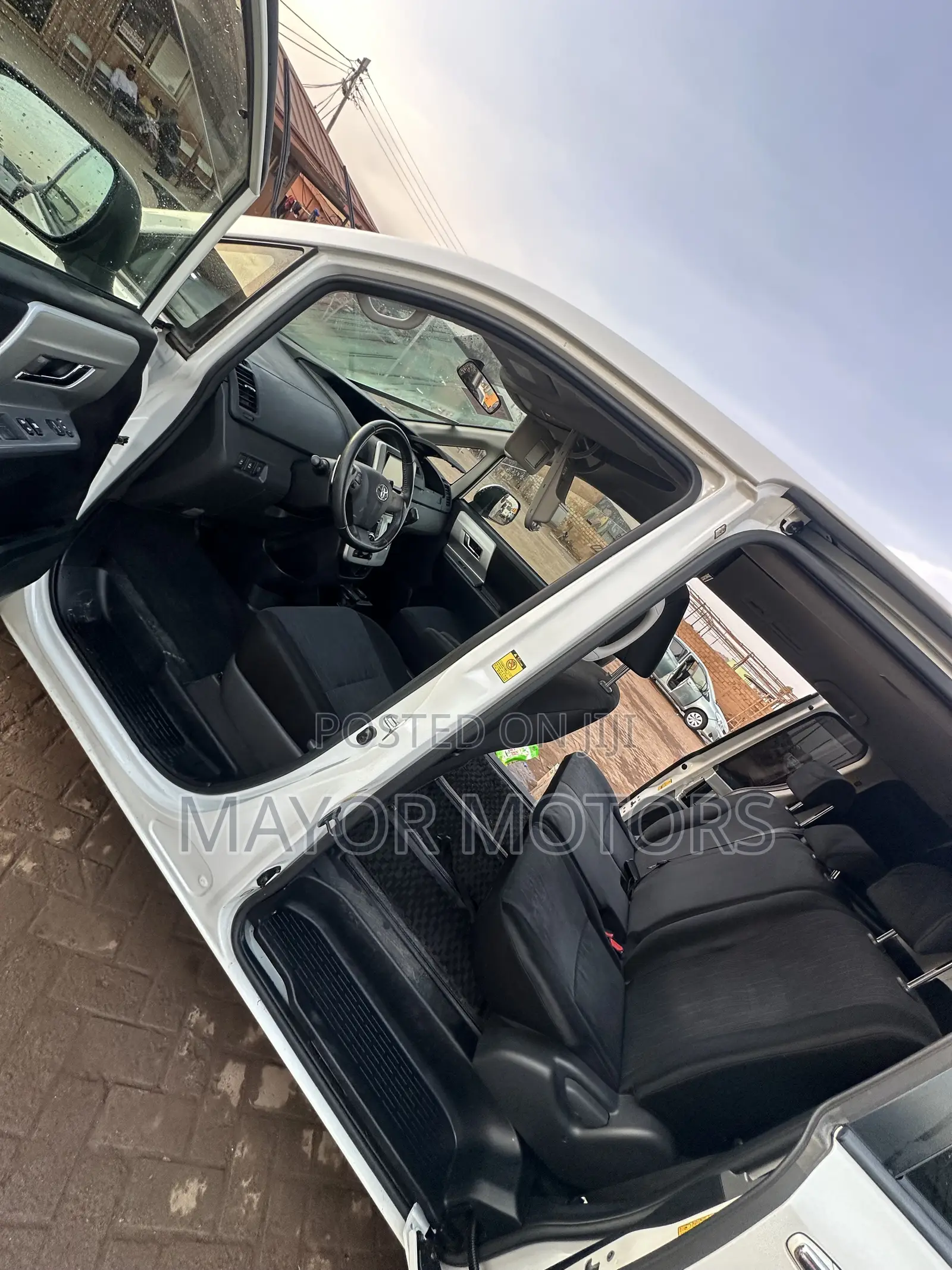 Toyota Voxy X L Edition 2WD 8-Seater 2013 White