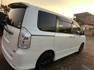 Toyota Voxy X L Edition 2WD 8-Seater 2013 White