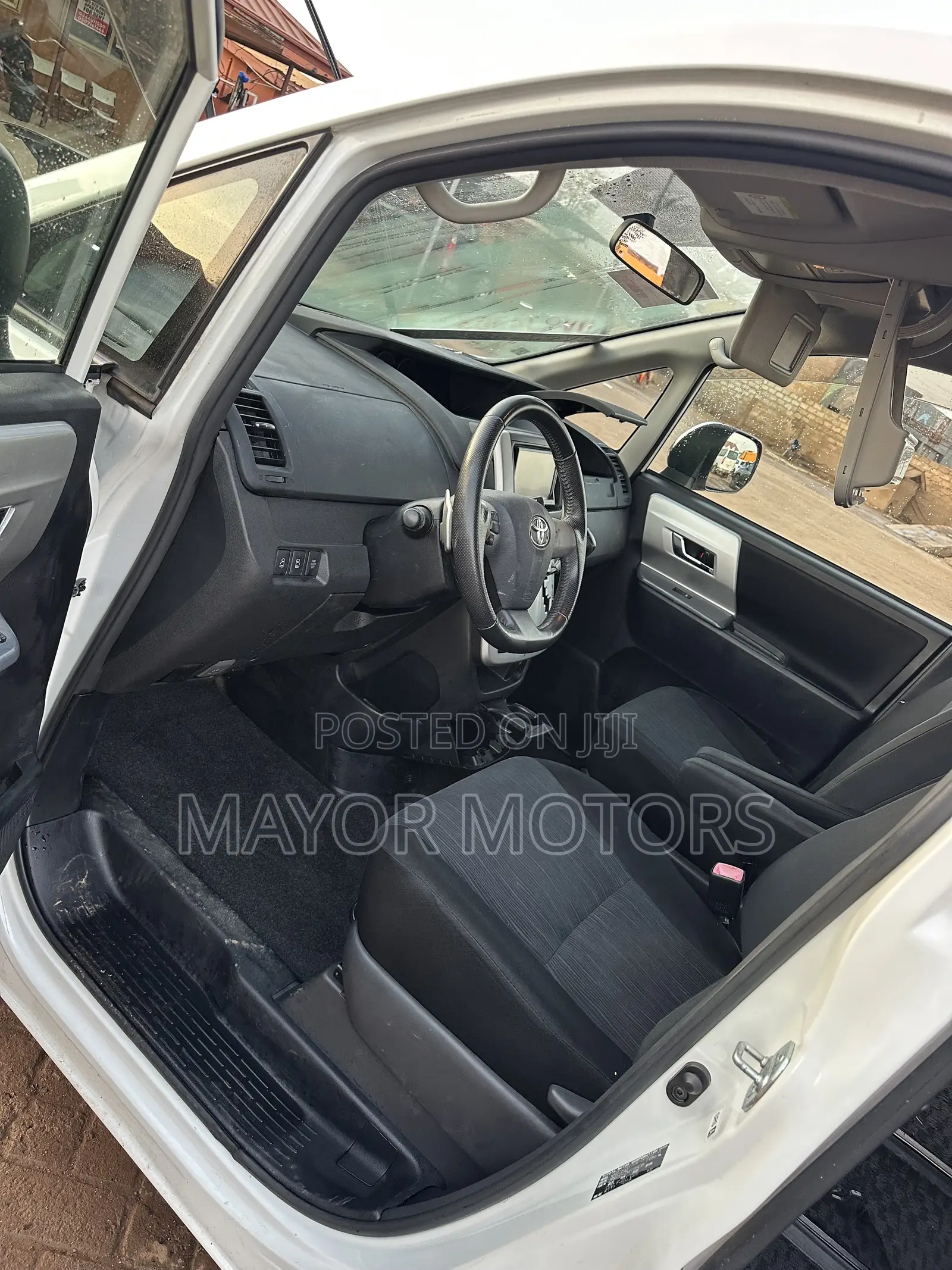 Toyota Voxy X L Edition 2WD 8-Seater 2013 White