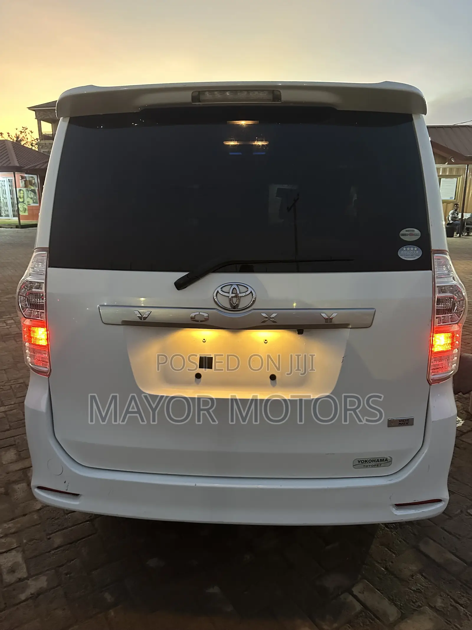 Toyota Voxy X L Edition 2WD 8-Seater 2013 White