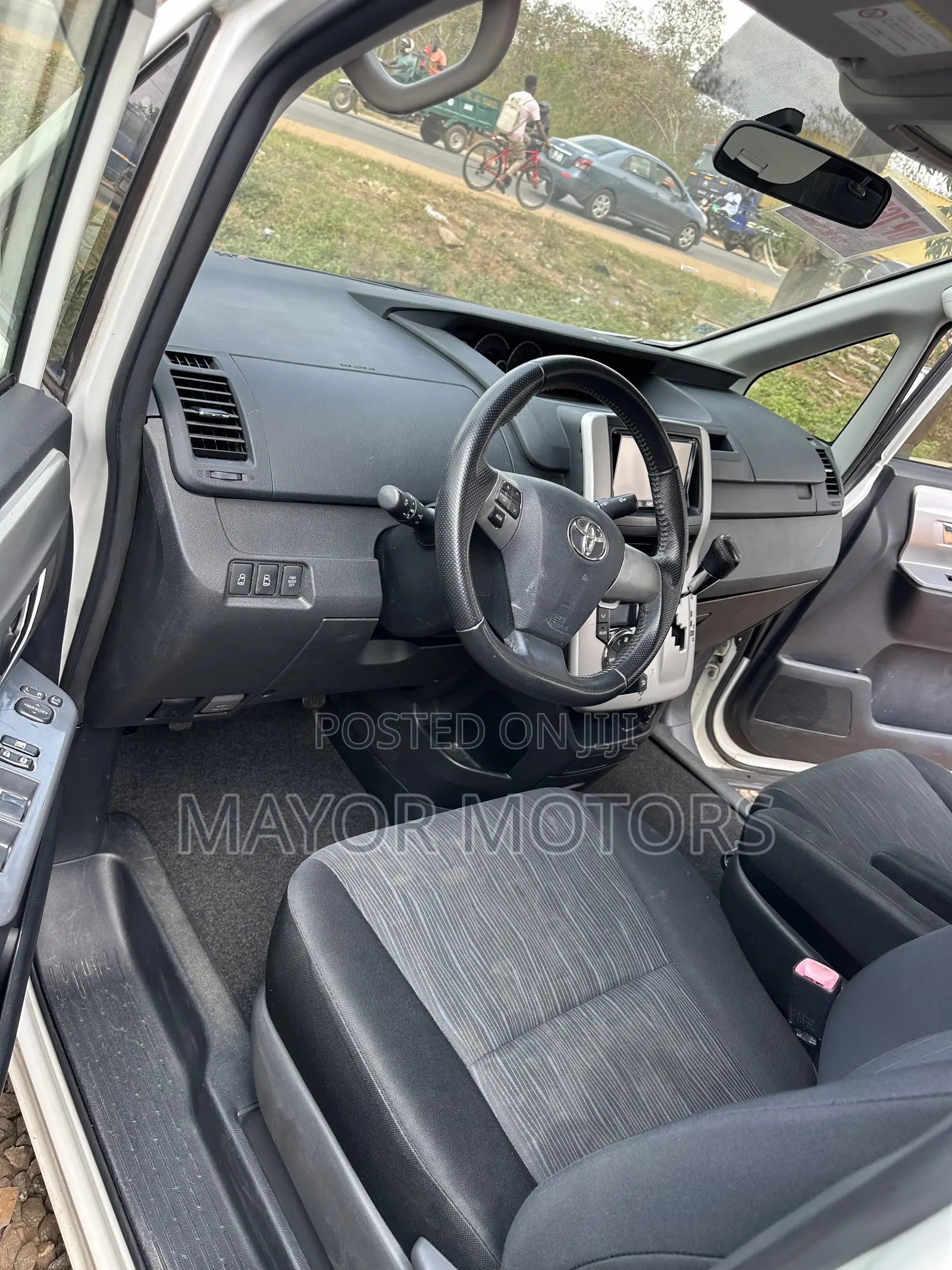 Toyota Voxy X L Edition 2WD 8-Seater 2013 White