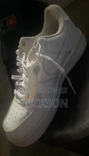 Used White Low-Top Sneakers – Stylish Lace-Up Casual Shoes