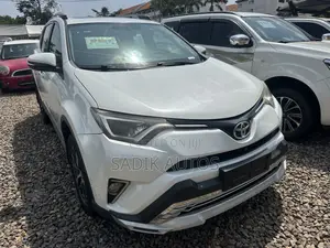 Toyota RAV4 Limited FWD (2.5L 4cyl 6A) 2017 White