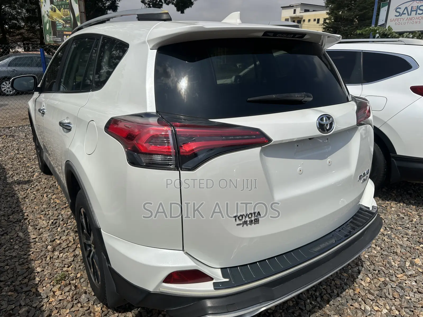 Toyota RAV4 Limited FWD (2.5L 4cyl 6A) 2017 White