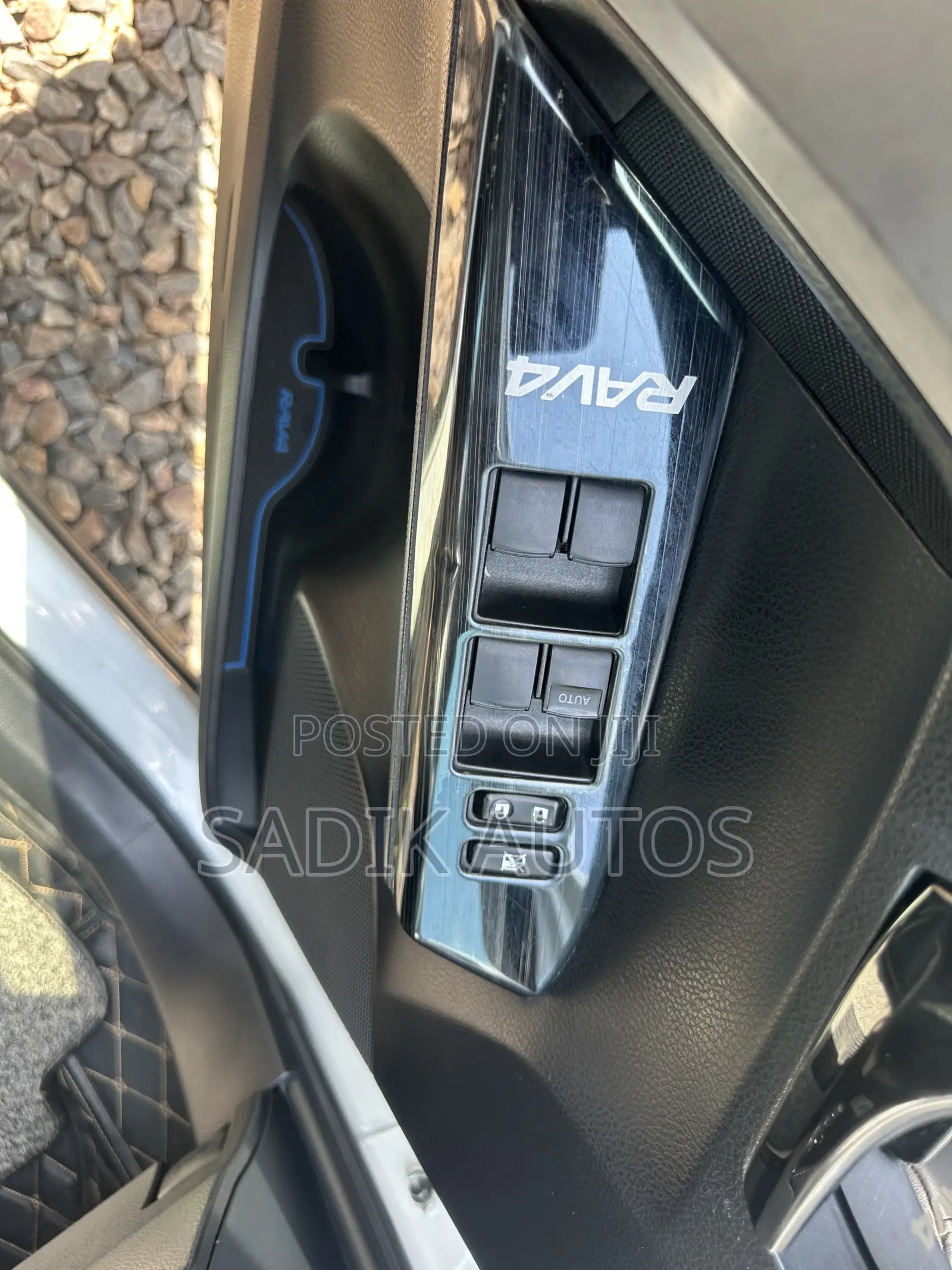 Toyota RAV4 Limited FWD (2.5L 4cyl 6A) 2017 White