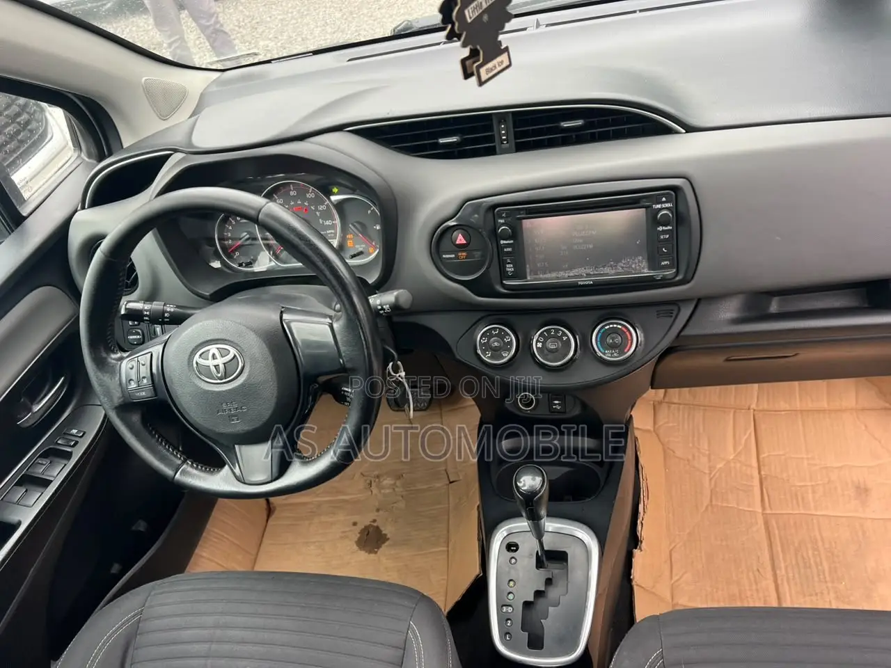 Toyota Yaris SE Hatchback 5dr 2015 Silver