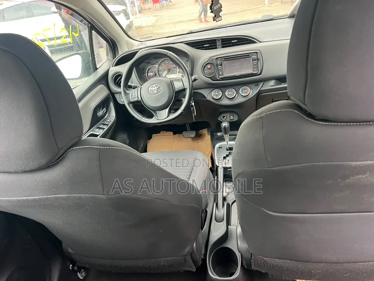 Toyota Yaris SE Hatchback 5dr 2015 Silver