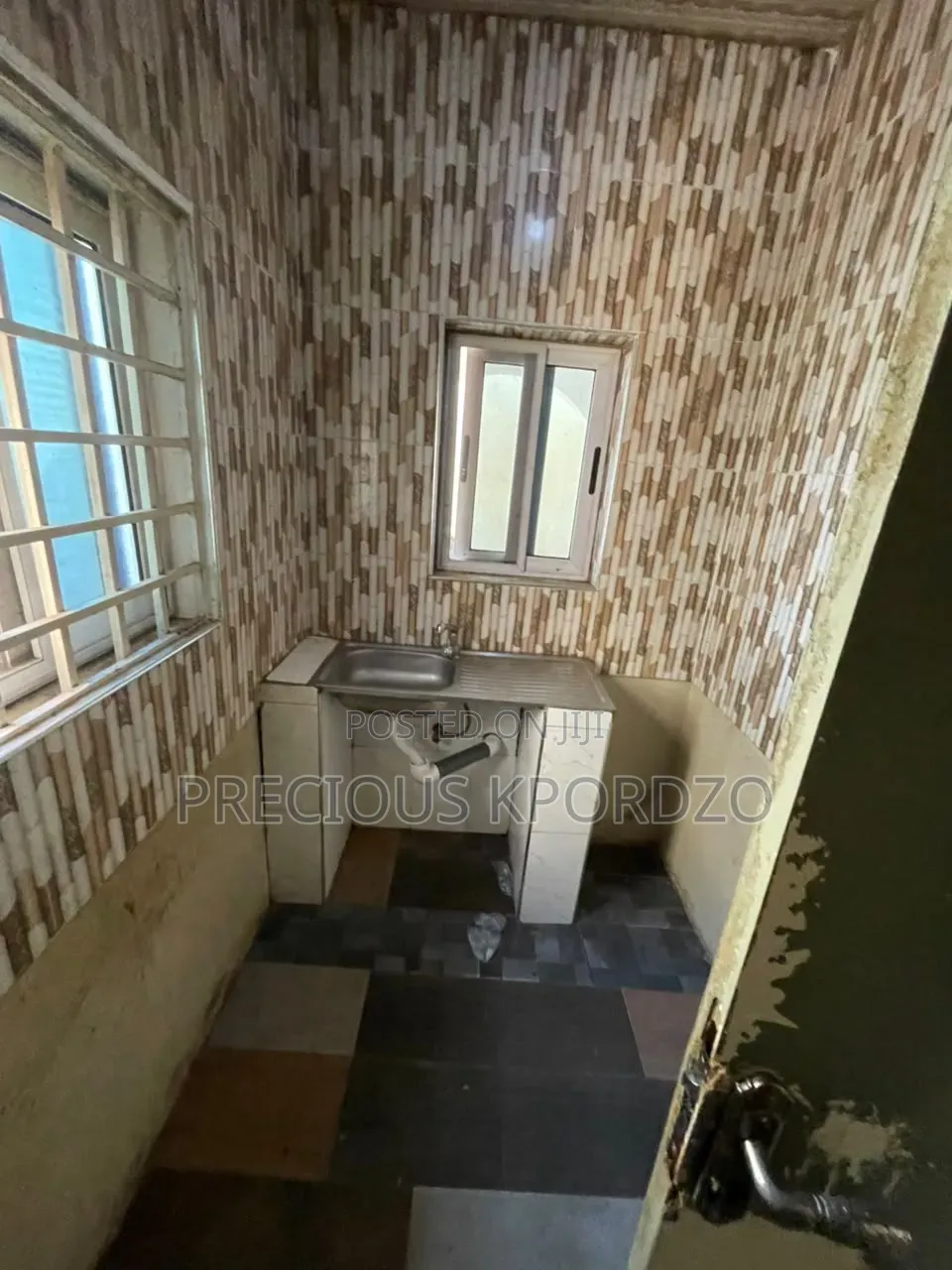 1bdrm Room & Parlour in Forster Home Adenta for rent