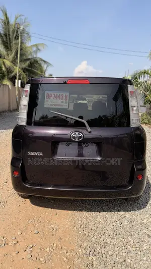Toyota Sienta 1.5 FWD 2014 Burgundy