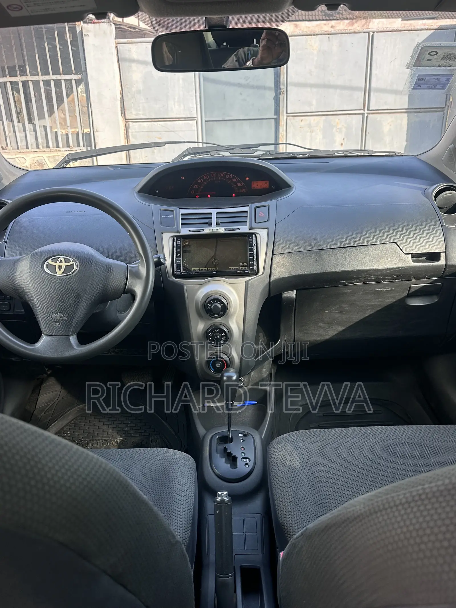 Toyota Vitz 1.0 FWD 5dr 2010 Silver
