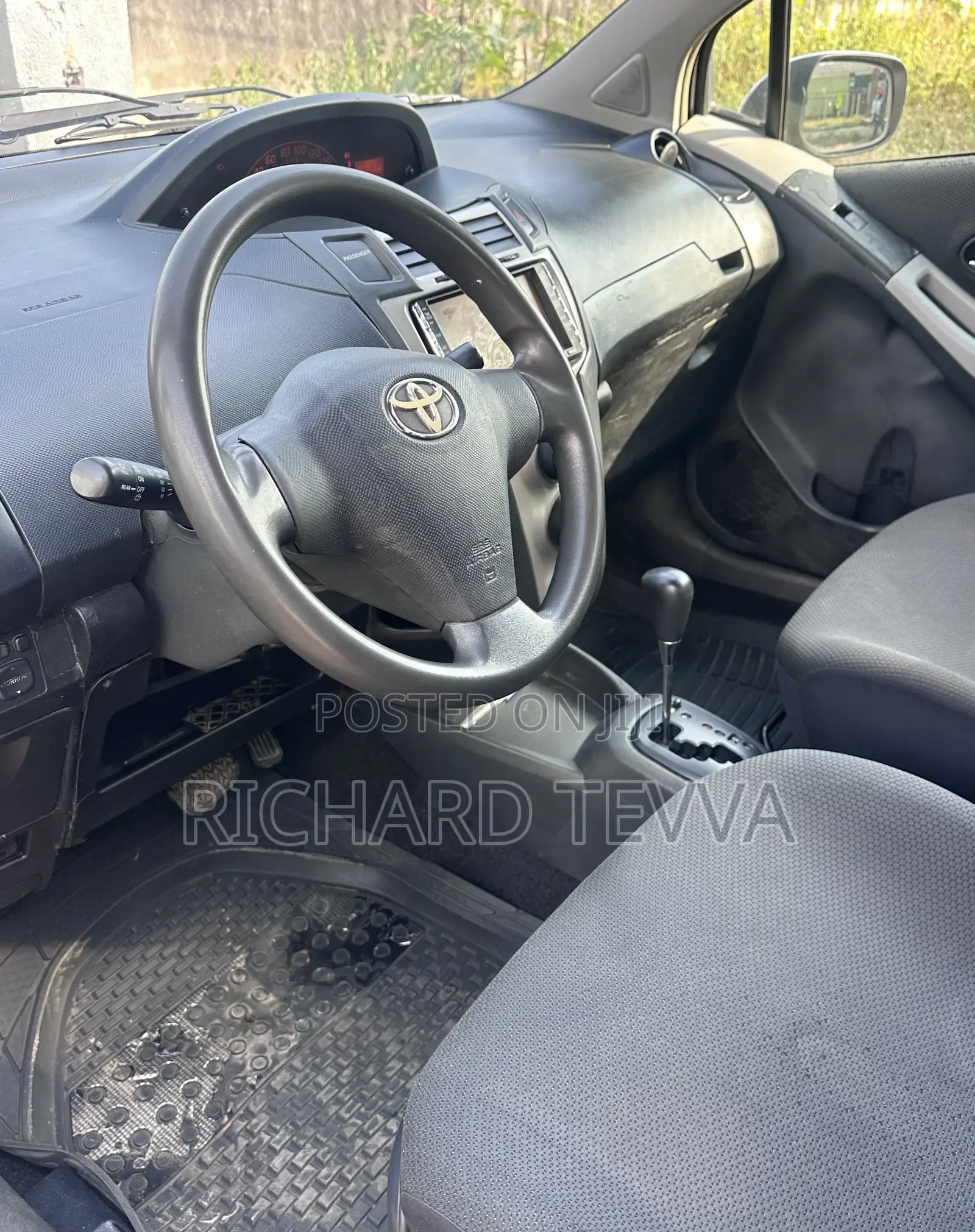 Toyota Vitz 1.0 FWD 5dr 2010 Silver